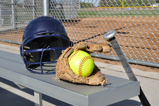 Best Softball Bats & Gloves (Slowpitch vs Fastpitch, 2025 Guide)